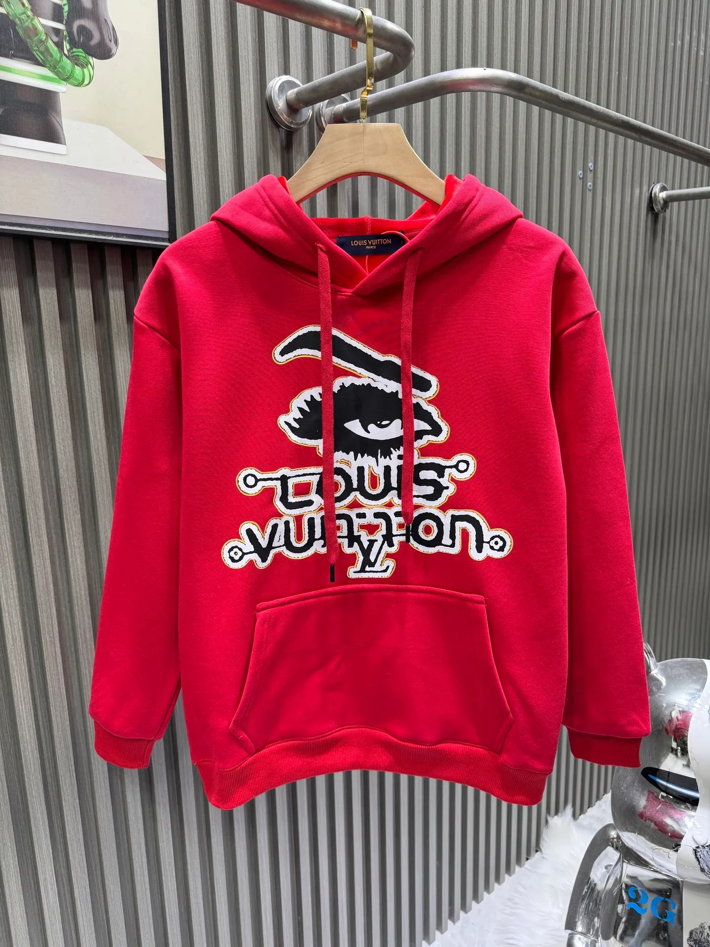 🅿️280 Louis Vuitton LOUIS VUITTON New Year's wool embroidered eye-catching autumn and winter hooded sweatshirt 400 grams of pure cotton ➕ silver fox velvet purchased and developed at 11600. The fabric is made of 32s double-ply cotton sweatshirt fabric. After the gray fabric is dyed and shaped, the base fabric is made of fleece and shearing. Matching 26s double yarn horizontal plate machine to weave ribs. Print AB color according to the Y version color. Custom-dye the rib color of bulk fabrics. The front hand-cranked embroidery patch is embroidered with a chapter. The chapter is embroidered with a Tajima towel machine imported from Japan. The yarn is dyed according to the pattern. The bottom layer is made of two-line non-woven fabric three-dimensional towel embroidery + flat embroidery. Laser positioning burnt cutting non-woven fabric hollow effect. Later, manual finishing of the corner edges is added to trim the edge stop to a minimum. The width is exactly the same as the pattern. The overall line is straight and delicate. The fabric is comfortable and soft. The color is consistent and has no color difference. It can be matched with the same style to create a fashionable look and handle various occasions. Customized accessories, complete with three standards, same style for men and women